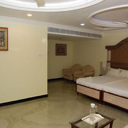 Shri Perumal Inn ポンディシェリ エクステリア 写真